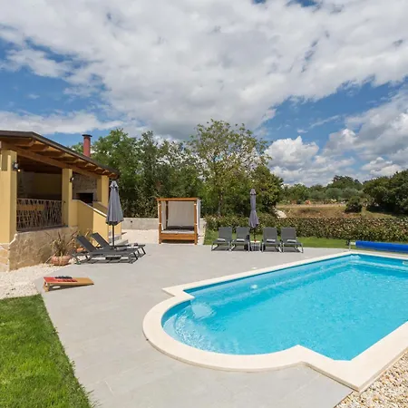 Savey - Heated Pool Vila *