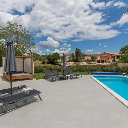 Vila Savey - Heated Pool