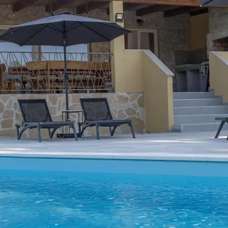 Savey - Heated Pool Willa *