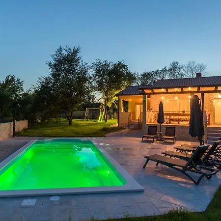 Willa Savey - Heated Pool